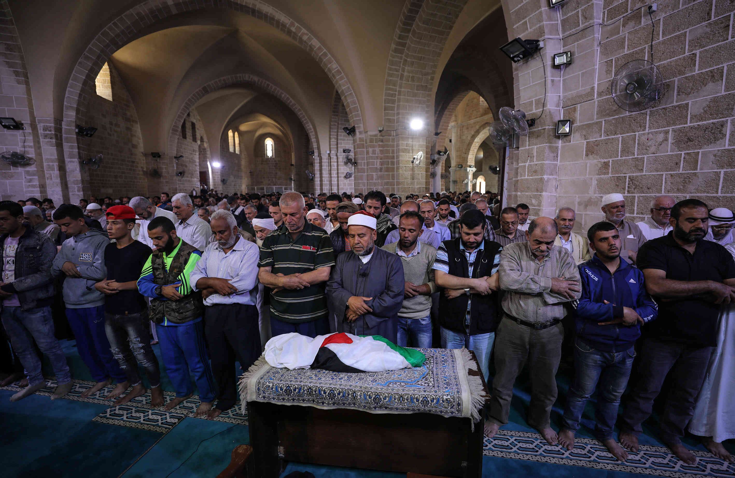 Los palestinos asisten a un funeral de una bebé de ocho meses que falleció por inhalar gases lacrimógenos durante las protestas. Cerca de 15 países árabes exigieron una investigación independiente a los “asesinatos” del Estado de Israel. El Consejo de Derechos Humanos de la ONU se refirió a las acciones como “crímenes de guerra”.