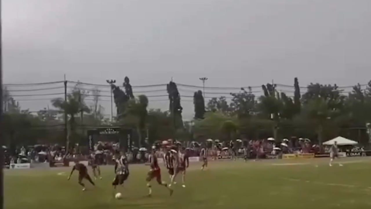 Las imágenes de la tragedia en un campo de fútbol en Tailandia (Asia) son sensibles