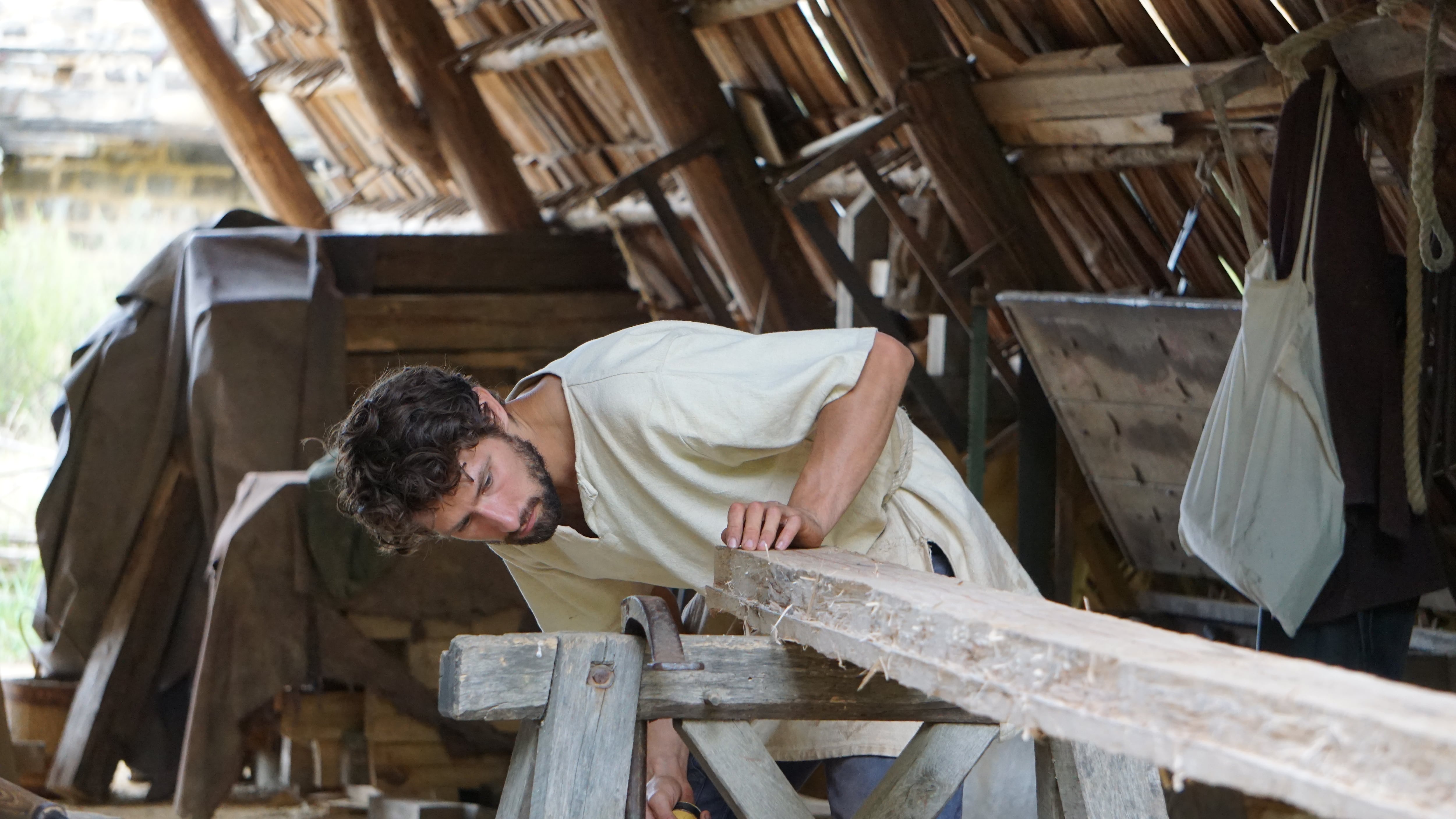 Un carpintero en su taller, en el centro de formación que también es Guédelon.