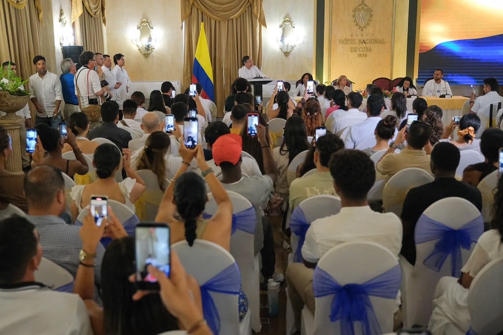 El presidente Gustavo Petro durante un encuentro con estudiantes colombianos de medicina en Cuba.
