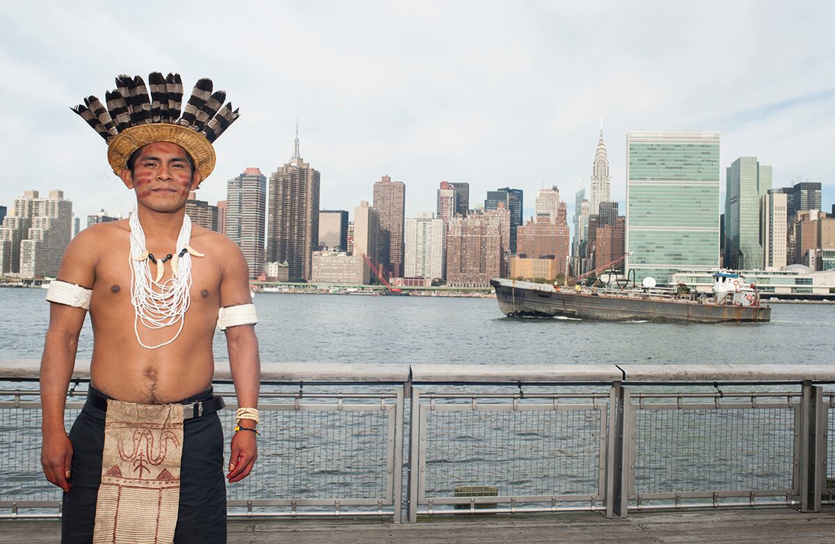 Tanimuca posó tranquilo mientras que la lente capturaba su imagen una y otra vez. Y así de pronto surgió la foto deseada: el líder indígena mira a la cámara desde el costado izquierdo, un barco entra por la derecha, y justo detrás de este se ven dos edificios insignes de Nueva York: la fachada ancha y blanca de las Naciones Unidas y, al lado de estas, el Empire State. (Foto: Romina Hendlin)