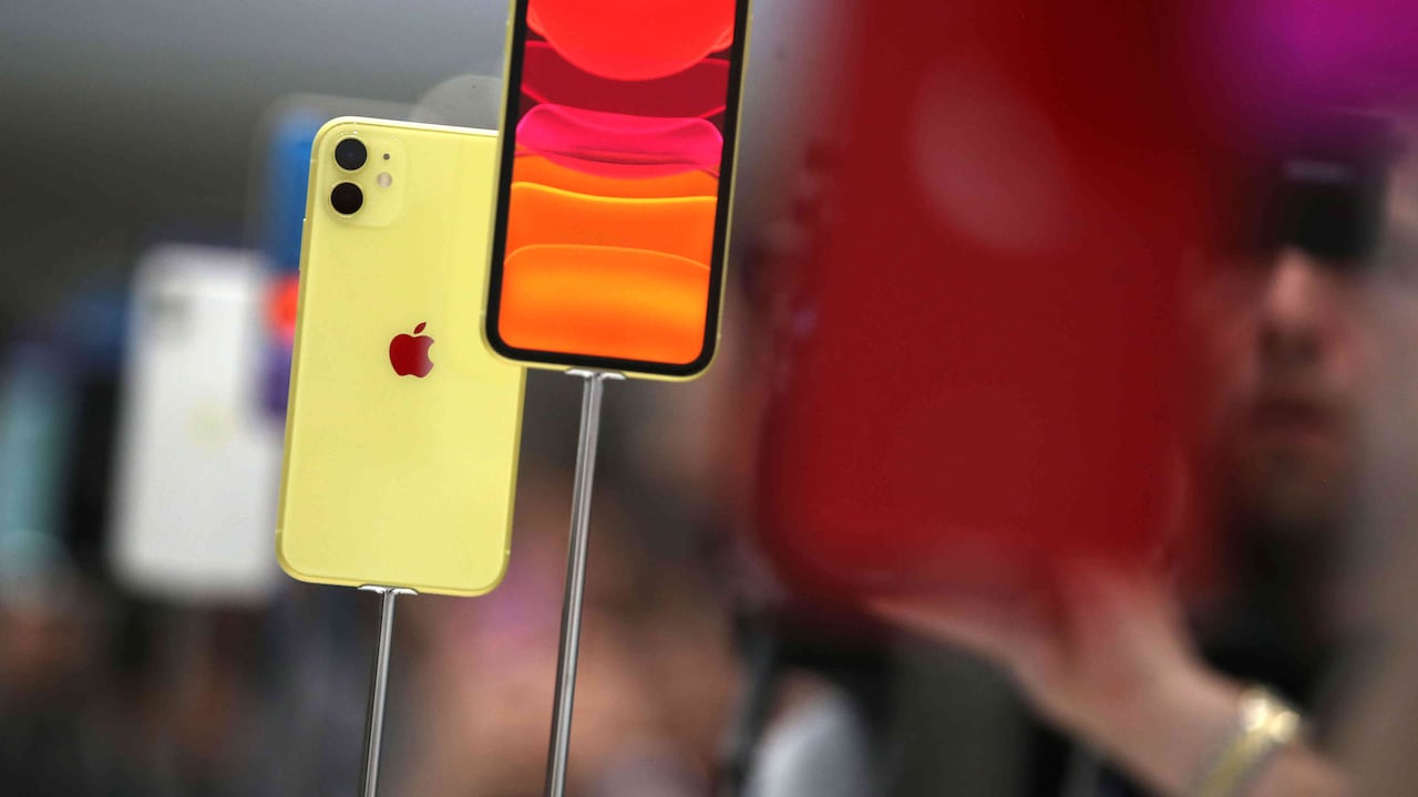 En septiembre, Apple presentó sus iPhone de 2019, con los cuales también celebra 10 años en el mercado móvil. Su variante más tradicional y económica es el iPhone 11, que cuenta con dos cámaras y con la la función ‘Deep Fusion’, que crea una mejor imagen analizando una secuencia de nueve fotos. En Colombia puede adquirirse desde los $3.317.950. Foto: Getty Images