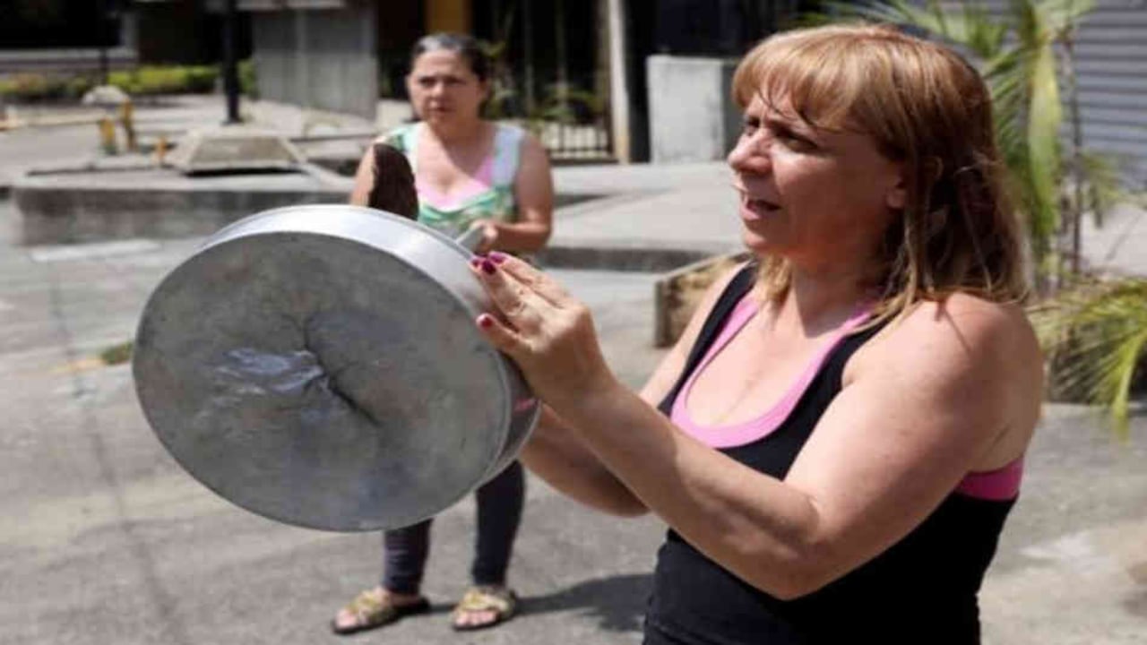 Venezuela, donde los ciudadanos protestan contra la falta de servicios básicos como la electricidad, encabeza la lista de los países más desdichados.