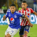 Carlos Esparragoza del Junior y David Macalister Silva de Millonarios se disputan la pelota.