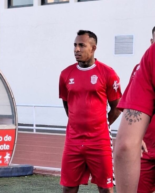 El colombiano entrena con el Lanzarote de España