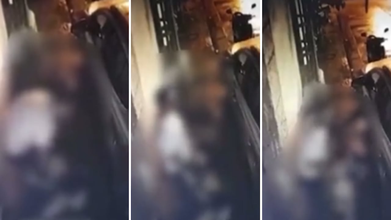 Pareja teniendo relaciones en calle de Cartagena