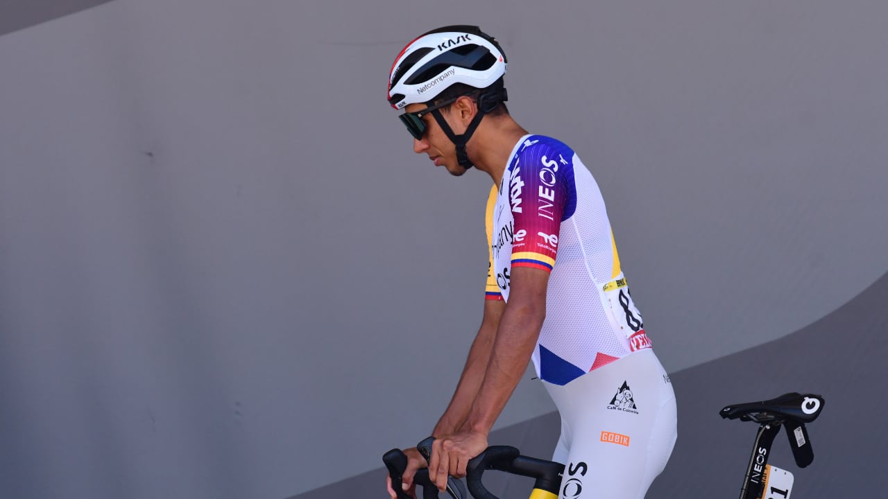 Egan Bernal restando tres jornadas en el Tour de Francia 2026 sigue cediendo tiempo