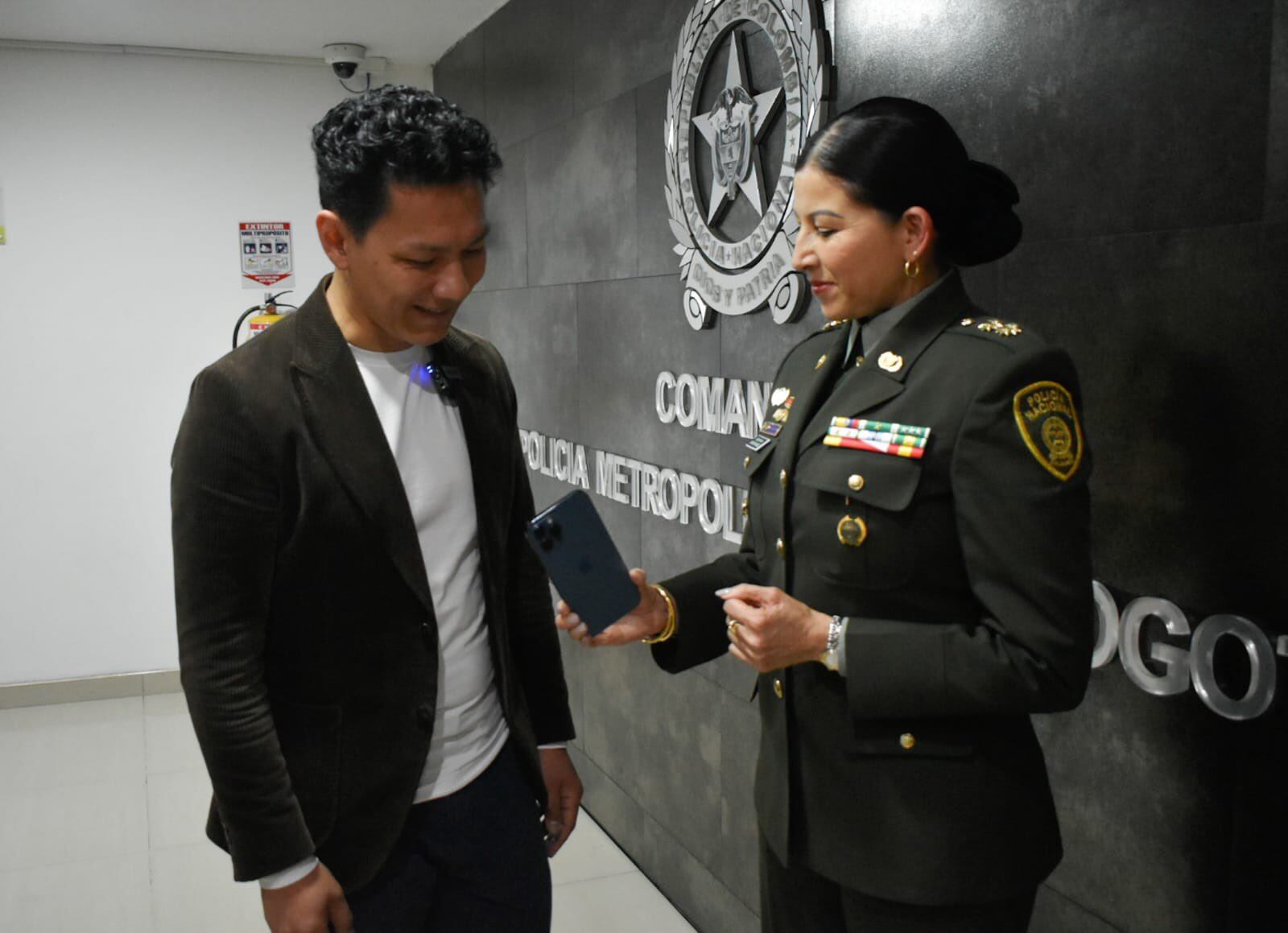 Delincuentes en Bogotá le robaron un celular de alta gama a Yokoi Kenji.