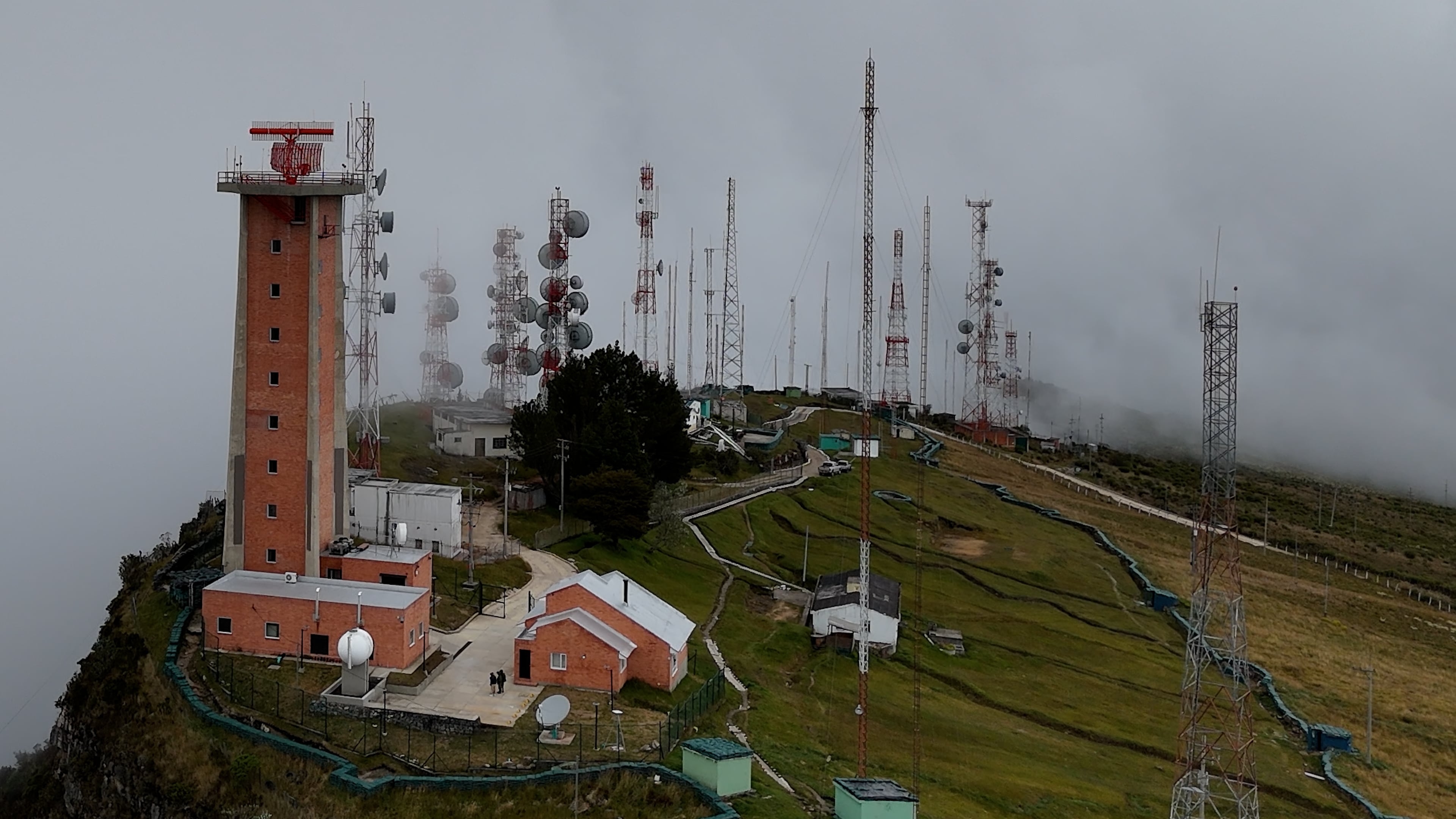 Radar El Picacho de la Aerocivil en Santander.
