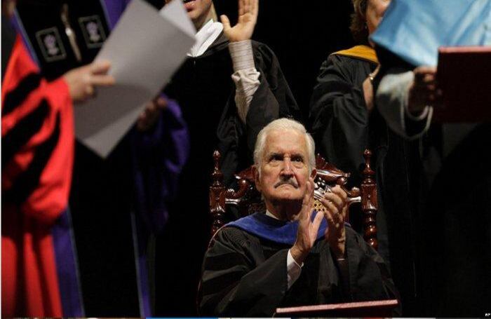 Carlos Fuentes aplaude al ser investido doctor honoris causa de la Universidad de Puerto Rico en San Juan.