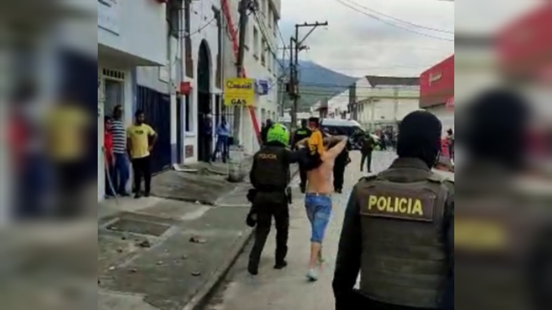 El impresionante operativo para recapturar a presos fugados en Cali: hubo forcejeos y caminatas en techos.