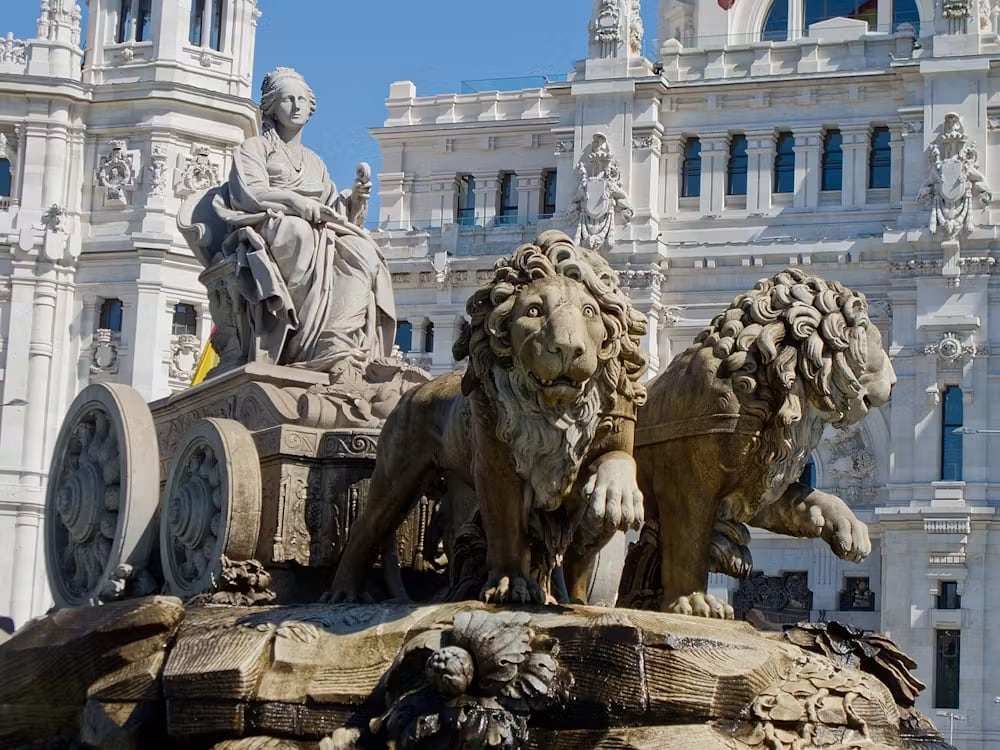 Fuente de Cibeles en Madrid, con los leones Atalanta e Hipómenes tirando del carro. Carlos Delgado/Wikimedia Commons, CC BY-SA