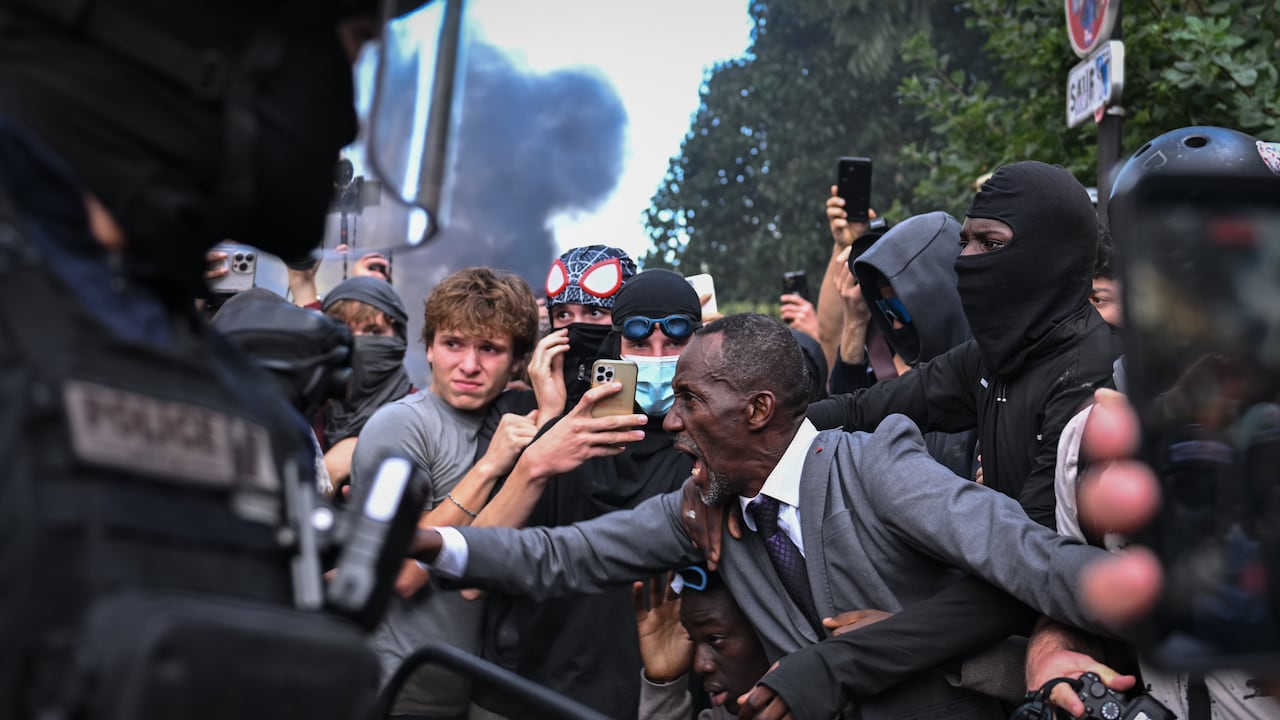 El alcalde de Saint-Denis, Bally Bagayoko, reacciona ante los enfrentamientos entre manifestantes y la policía antidisturbios durante una protesta contra las condiciones educativas y para denunciar la falta de recursos y personal en los institutos de París, Francia. (Foto de Firas Abdullah/Anadolu vía Getty Images)