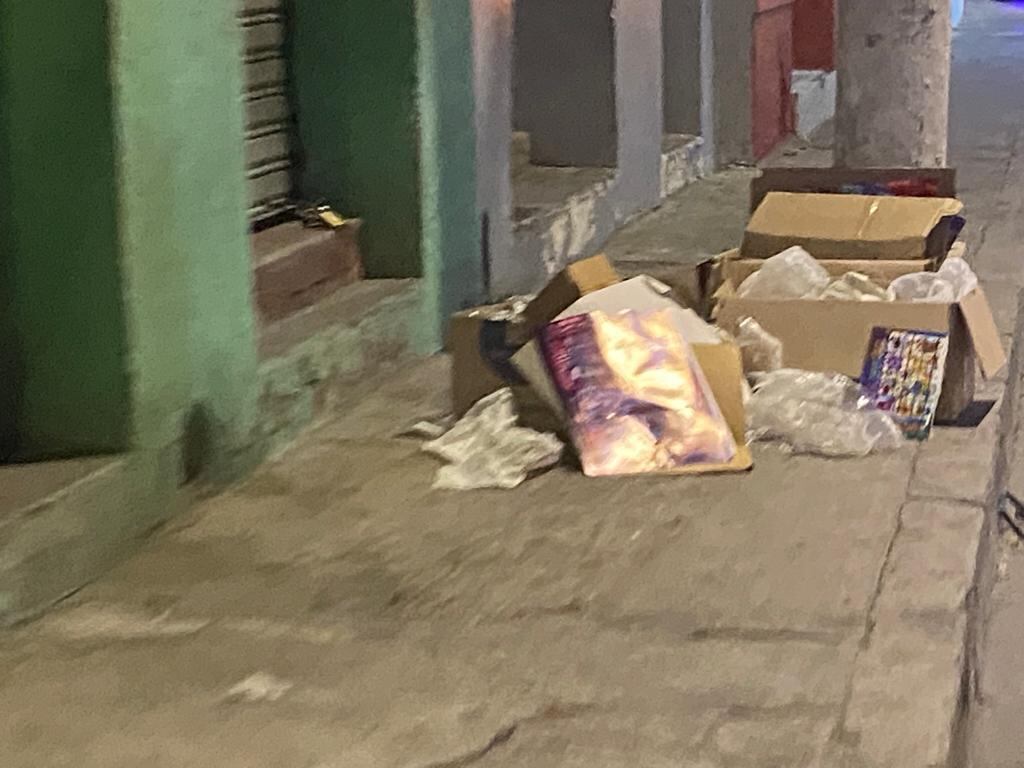Las calles y aceras  están llenas de basura y deterioradas
