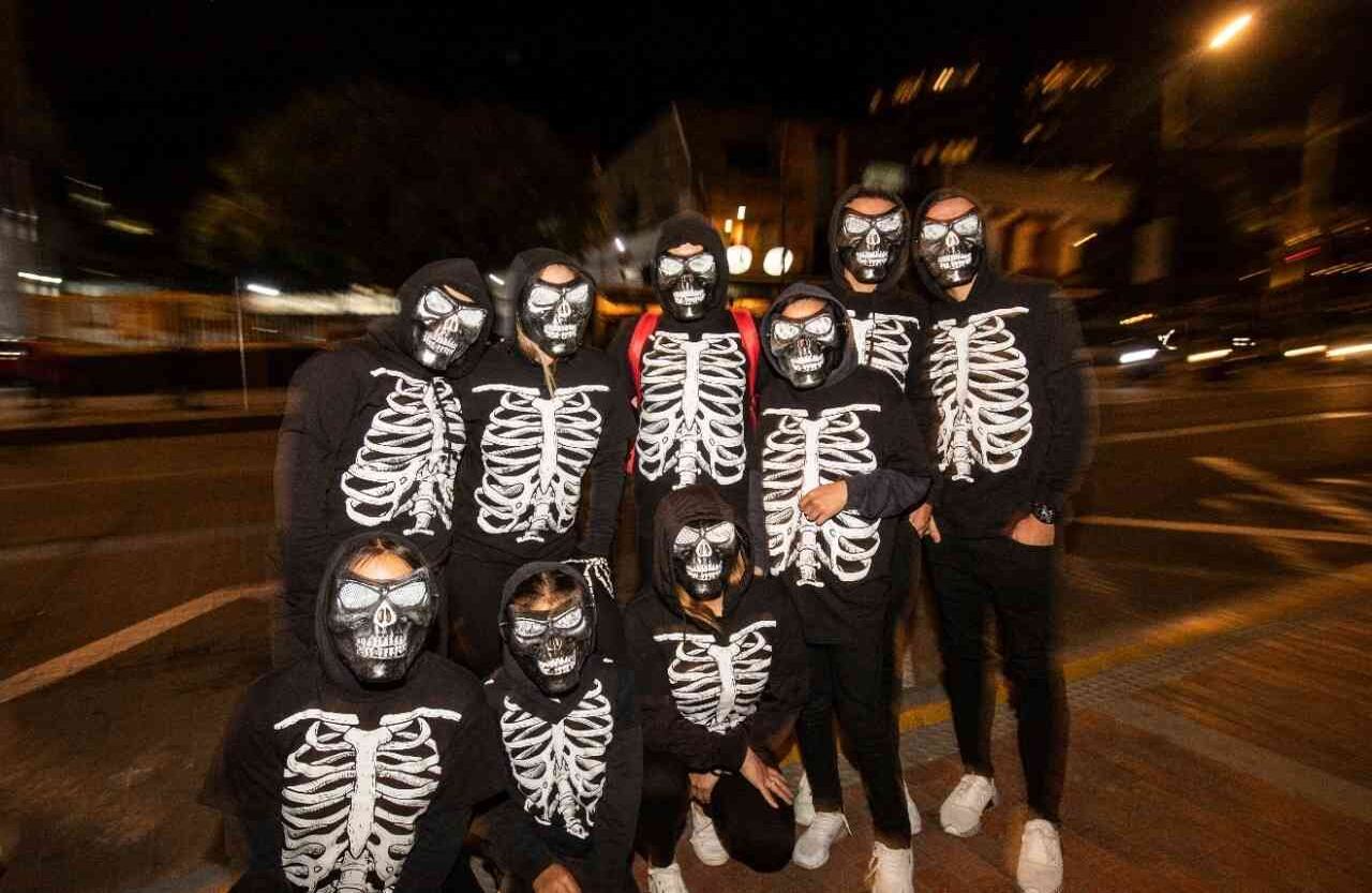 Muchos bogotanos optaron por salir en grupo con los mismos atuendos. Foto: Diana Rey Melo