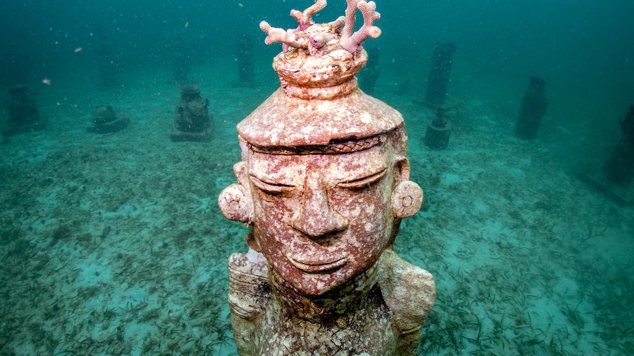 Escultura en el mar (Photo by Luis ACOSTA / AFP)