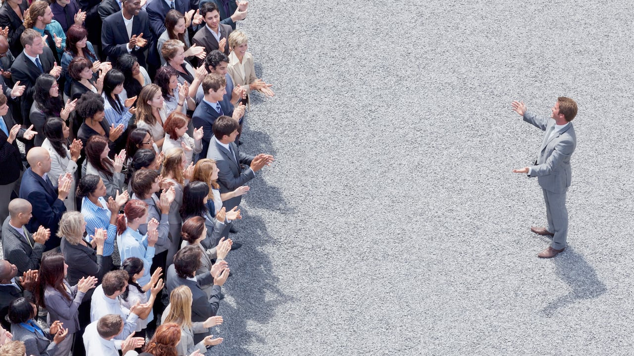 Hombre de negocios, abordar, aplaudir, multitud