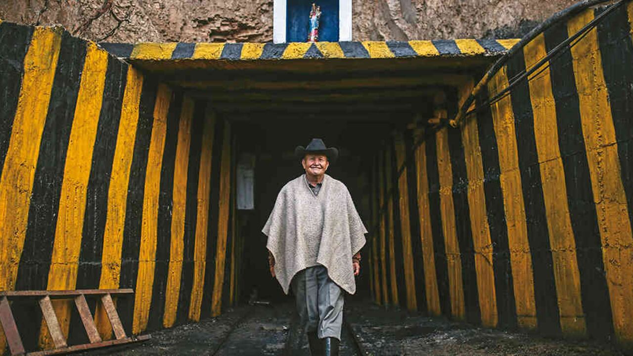 Desde hace 38 años, José Santos Goyeneche cambió su profesión de policía y cultivador de papa para dedicarse a la minería de carbón.