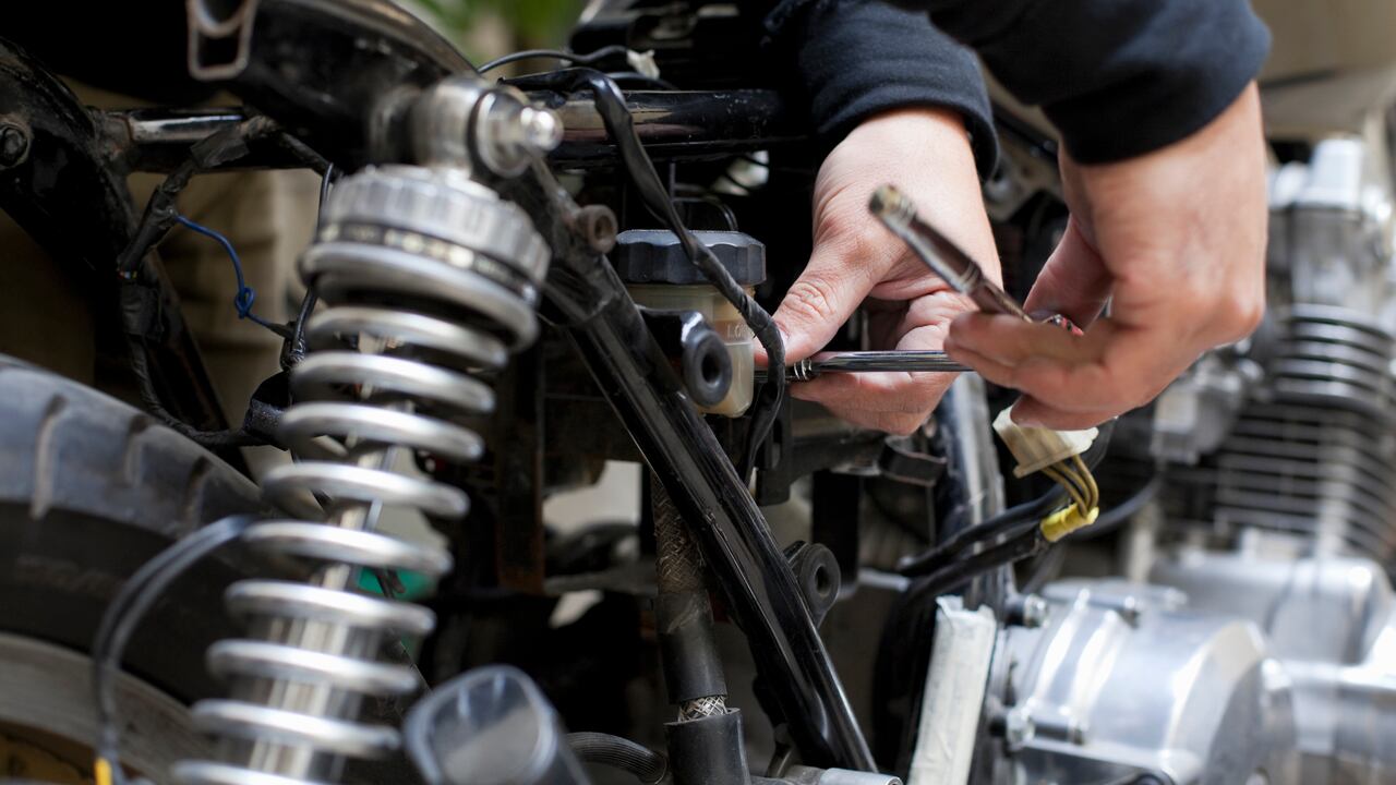 Hay diversas razones mecánicas por las que una moto se puede parar cuando está en marcha.