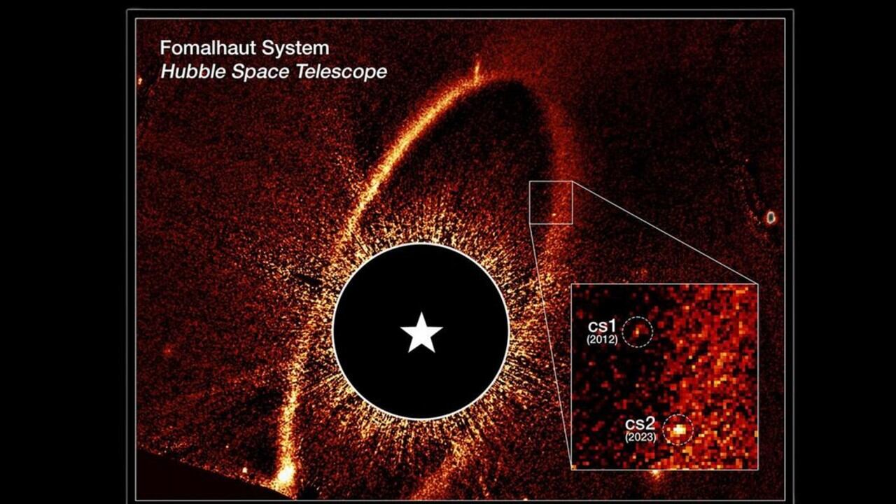 La imagen del telescopio espacial Hubble muestra el anillo de escombros y las nubes de polvo cs1 y cs2 alrededor de la estrella Fomalhaut.