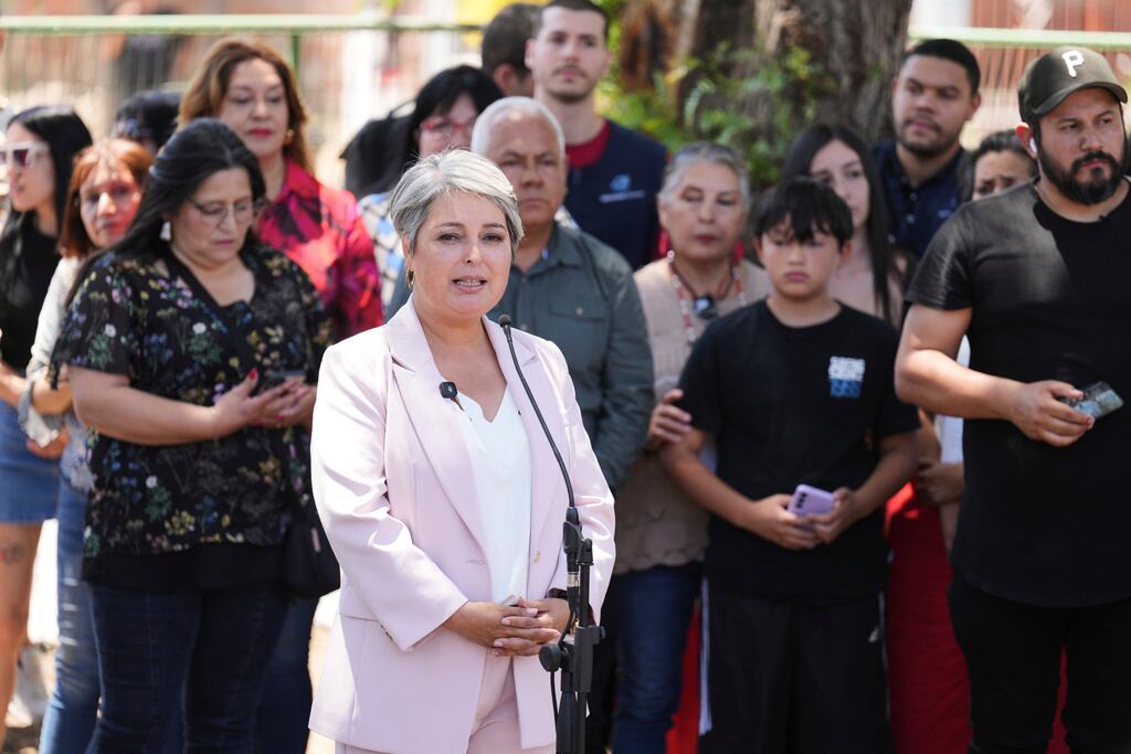 La candidata presidencial Jeannette Jara, de la coalición Unidad por Chile, habla con la prensa tras votar en las elecciones generales celebradas en Santiago de Chile.