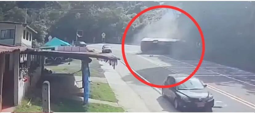 Momento exacto en el que ocurre el accidente en la vía La Mesa

Foto tomada de las redes sociales