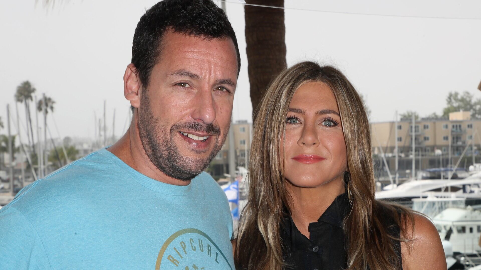 Los famosos actores regresan a la pantalla chica con una comedia ligera de detectives con un casting internacional.