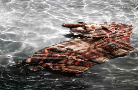 Durante 2007 y 2008, Erika Diettes fotografió las ropas que los parientes de las víctimas enviaron a su estudio. “Recuerdo aún una serie de fotos que dejaban ver unas botas, una camisa y pantalones aún bien planchados, a la espera de su dueño”, cuenta Ricardo Arcos, director del Museo de Arte de la Universidad Nacional. 