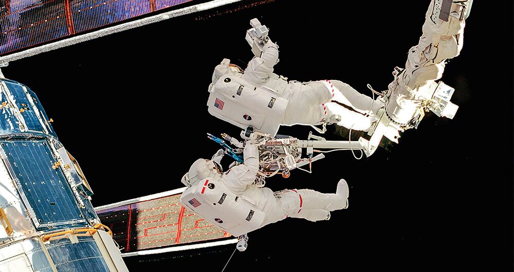 Un astronauta​ o cosmonauta​ es una persona entrenada, equipada y desplegada por un programa de vuelos espaciales tripulados para servir como comandante o miembro de la tripulación a bordo de una nave espacial.