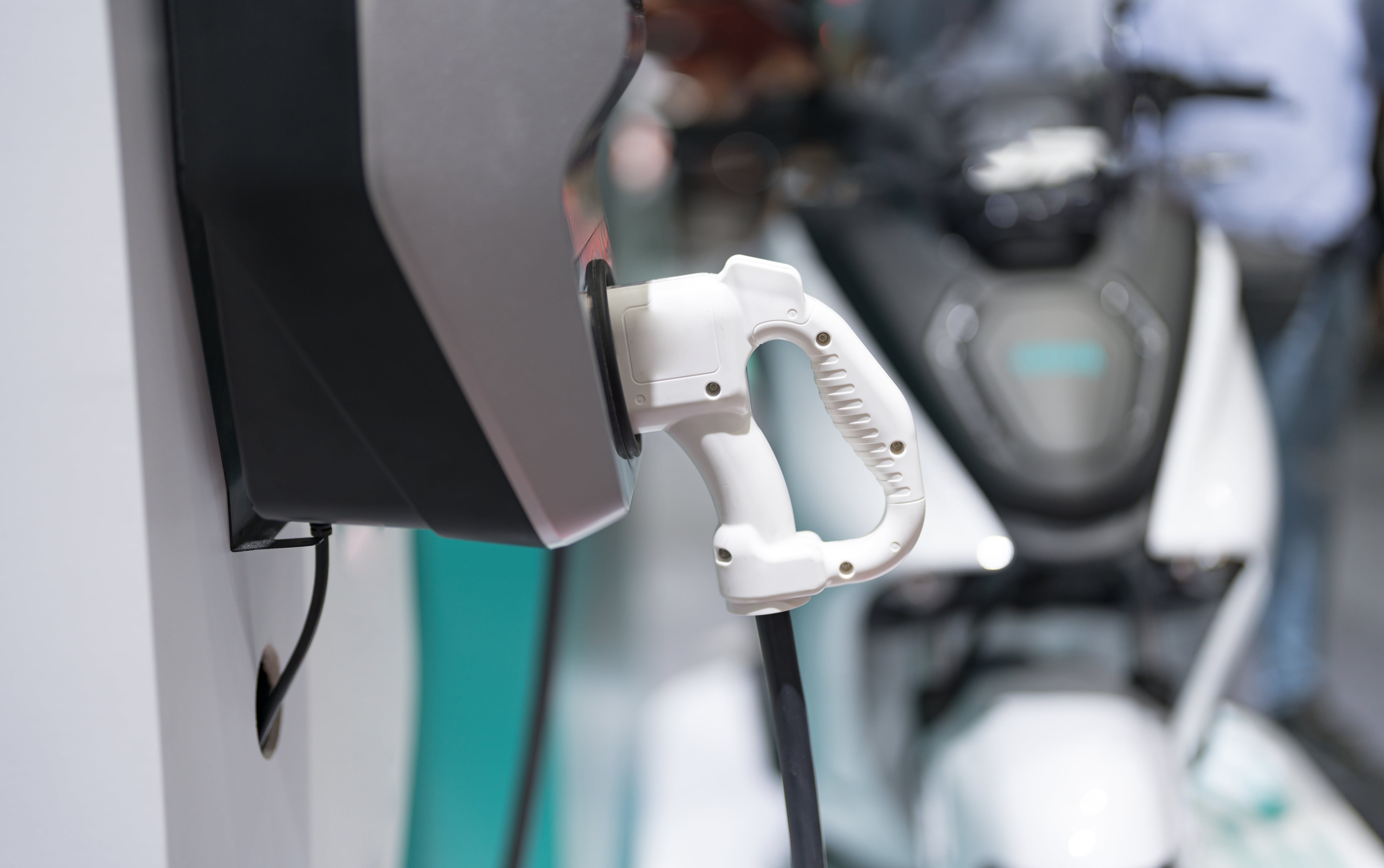 Las motocicletas eléctricas modernas incorporan tecnologías enfocadas en seguridad, eficiencia y movilidad urbana.