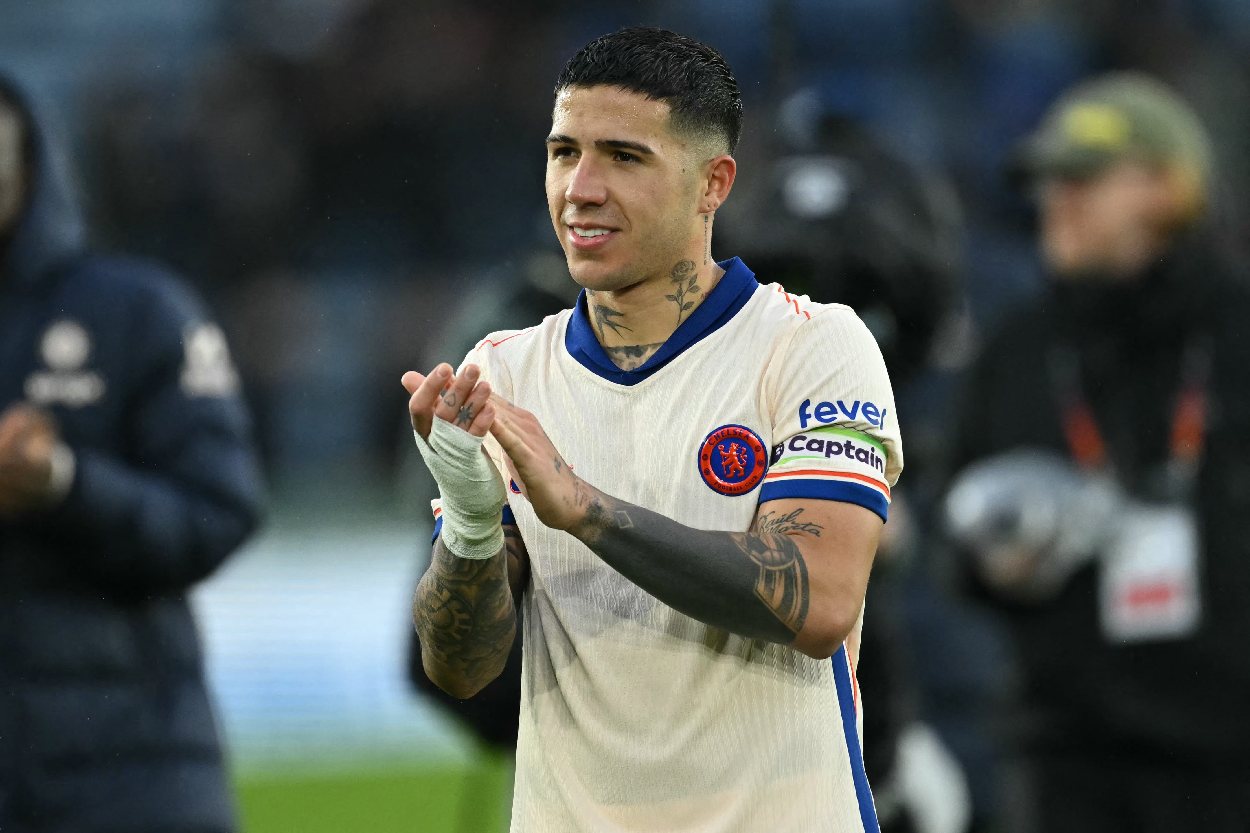 El centrocampista argentino del Chelsea #08 Enzo Fernández aplaude a los aficionados en el campo después del partido de fútbol de la Premier League inglesa entre Leicester City y Chelsea