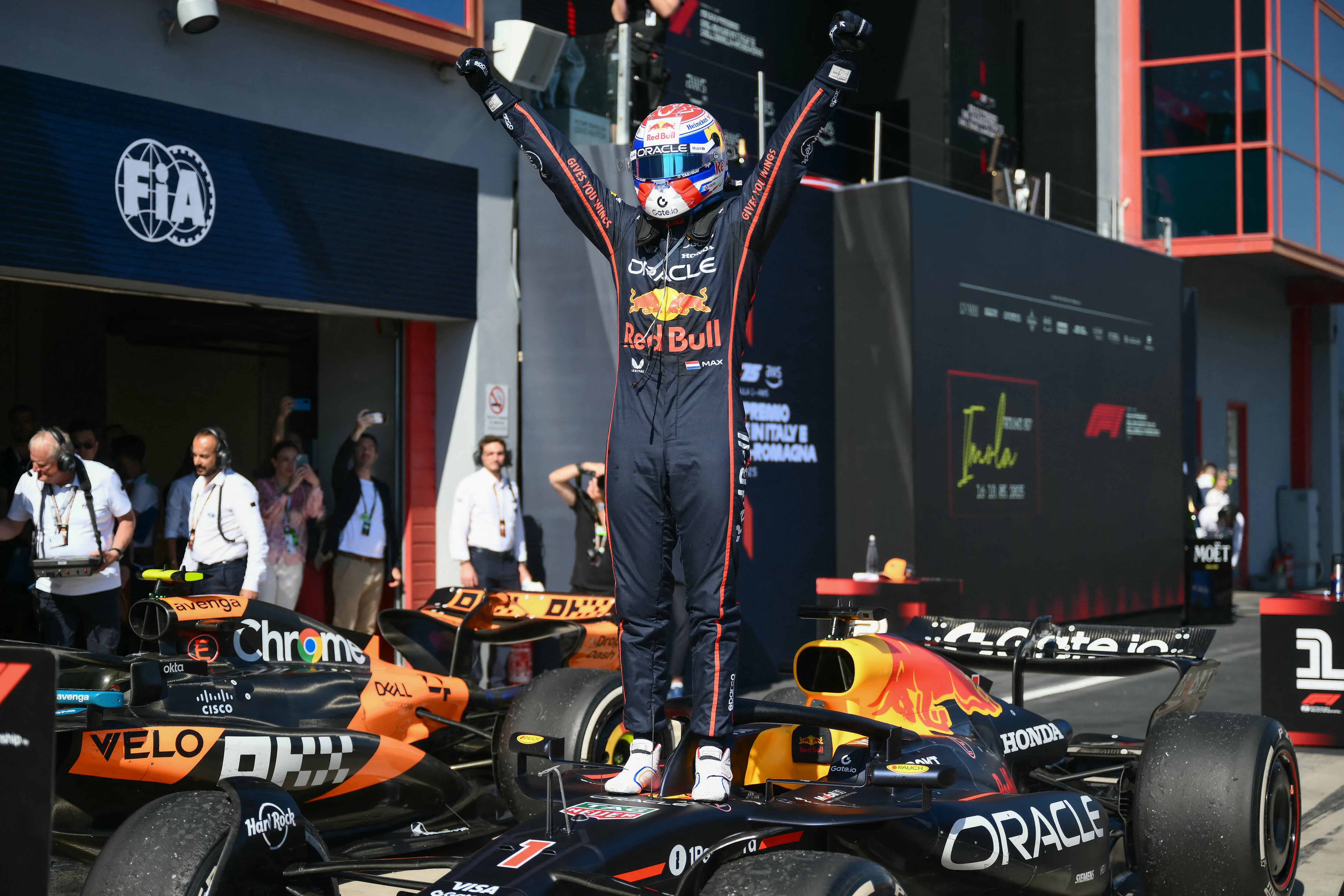 El piloto holandés de Red Bull Racing, Max Verstappen, celebra tras ganar el Gran Premio de Fórmula Uno de Emilia Romagna 2025 en Imola.