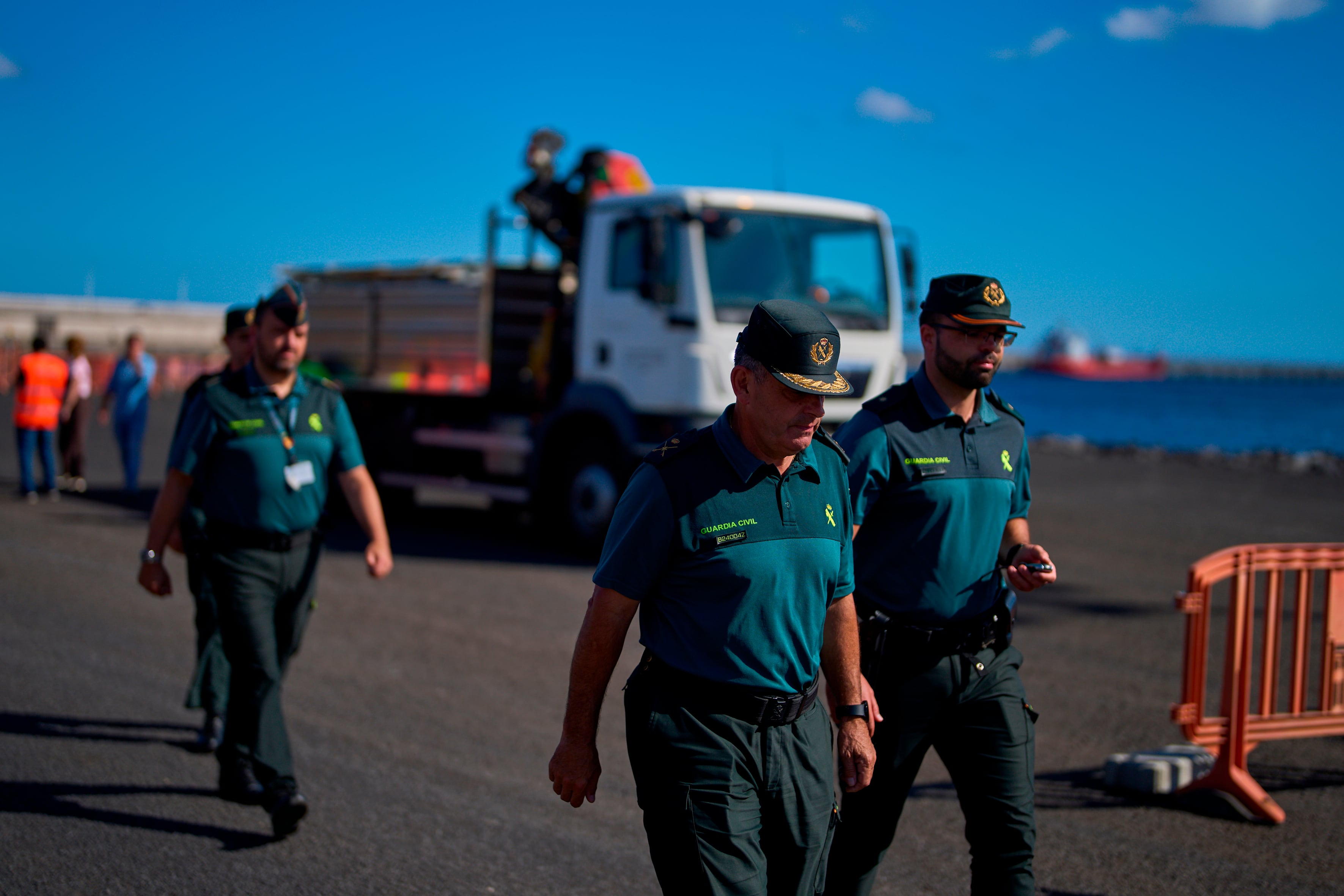 Agentes de la Guardia Civil española inspeccionan la zona de llegada prevista para los pasajeros del crucero MV Hondius en el puerto de Granadilla, en Tenerife, Islas Canarias, España.
