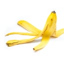 El banano aporta vitaminas A, B y C y minerales como hierro, cobre, magnesio, calcio y zinc.