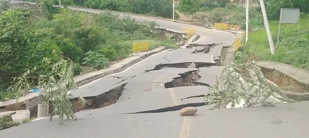La comunidad había advertido en días pasados sobre el mal estado del puente.
