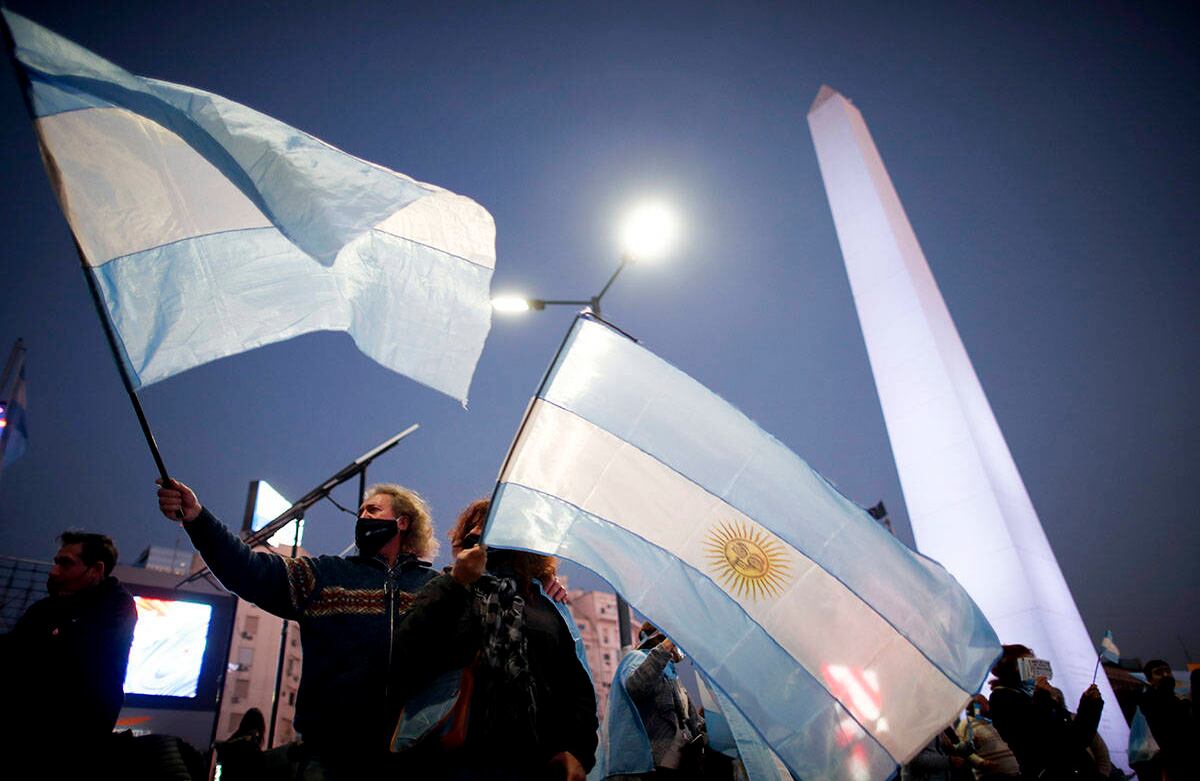 La gente protesta contra las políticas de cuarentena del gobierno para contener el coronavirus en Buenos Aires, Argentina, el lunes 17 de agosto. Los manifestantes dijeron que consideran las restricciones como una violación de su libertad personal. Foto: Natacha Pisarenko / AP