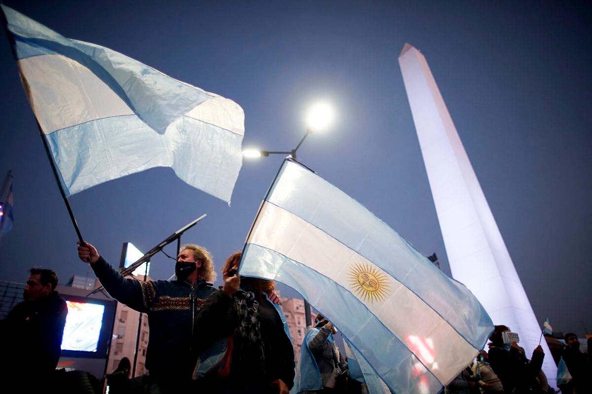 La gente protesta contra las políticas de cuarentena del gobierno para contener el coronavirus en Buenos Aires, Argentina, el lunes 17 de agosto. Los manifestantes dijeron que consideran las restricciones como una violación de su libertad personal. Foto: Natacha Pisarenko / AP