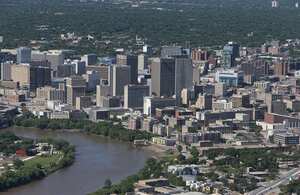 Una vista aérea del horizonte de Winnipeg junto al Río Rojo el 15 de junio de 2013 en Winnipeg, Manitoba
