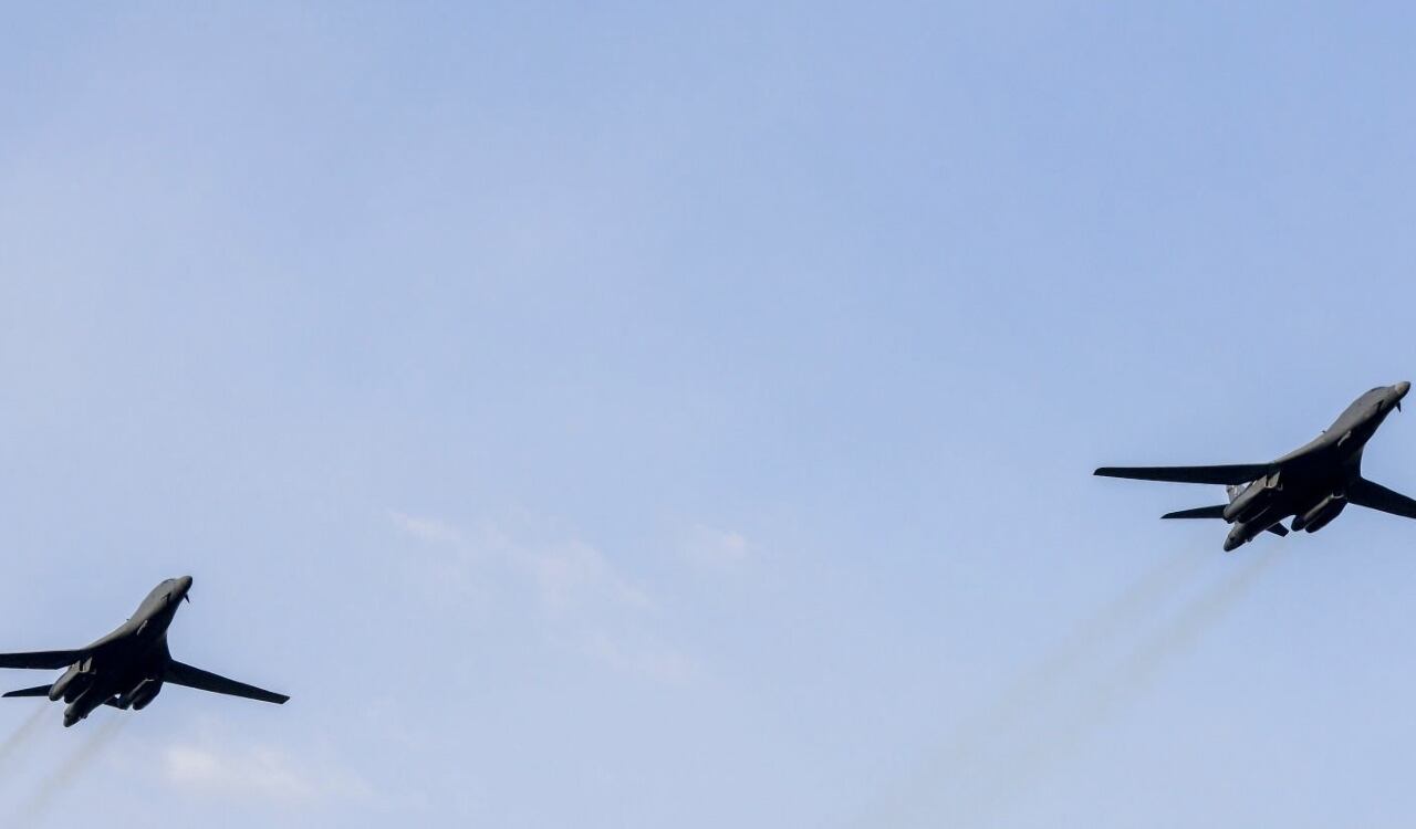 Así lucen los aviones bombarderos B-1B que por poco se acercan a la frontera con Rusia.