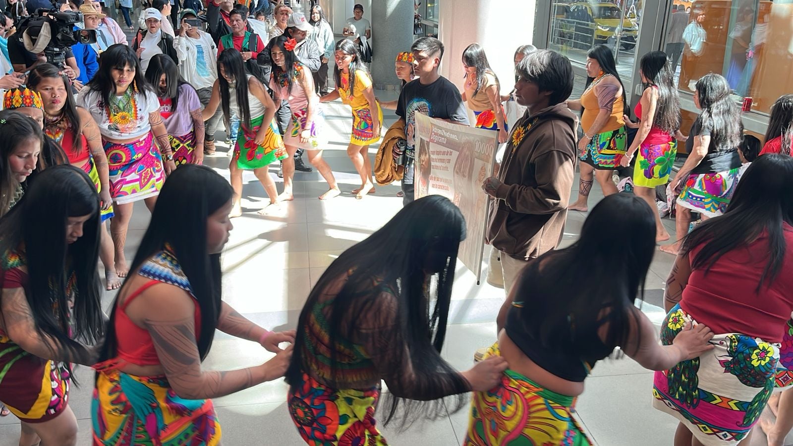 La comunidad indígena que recibió en el Aeropuerto El Dorado, en Bogotá, a Adriana Martínez Dogirama