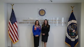 La embajadora María Consuelo Araujo visitó este lunes la Oficina de Política Nacional de Control de Drogas.