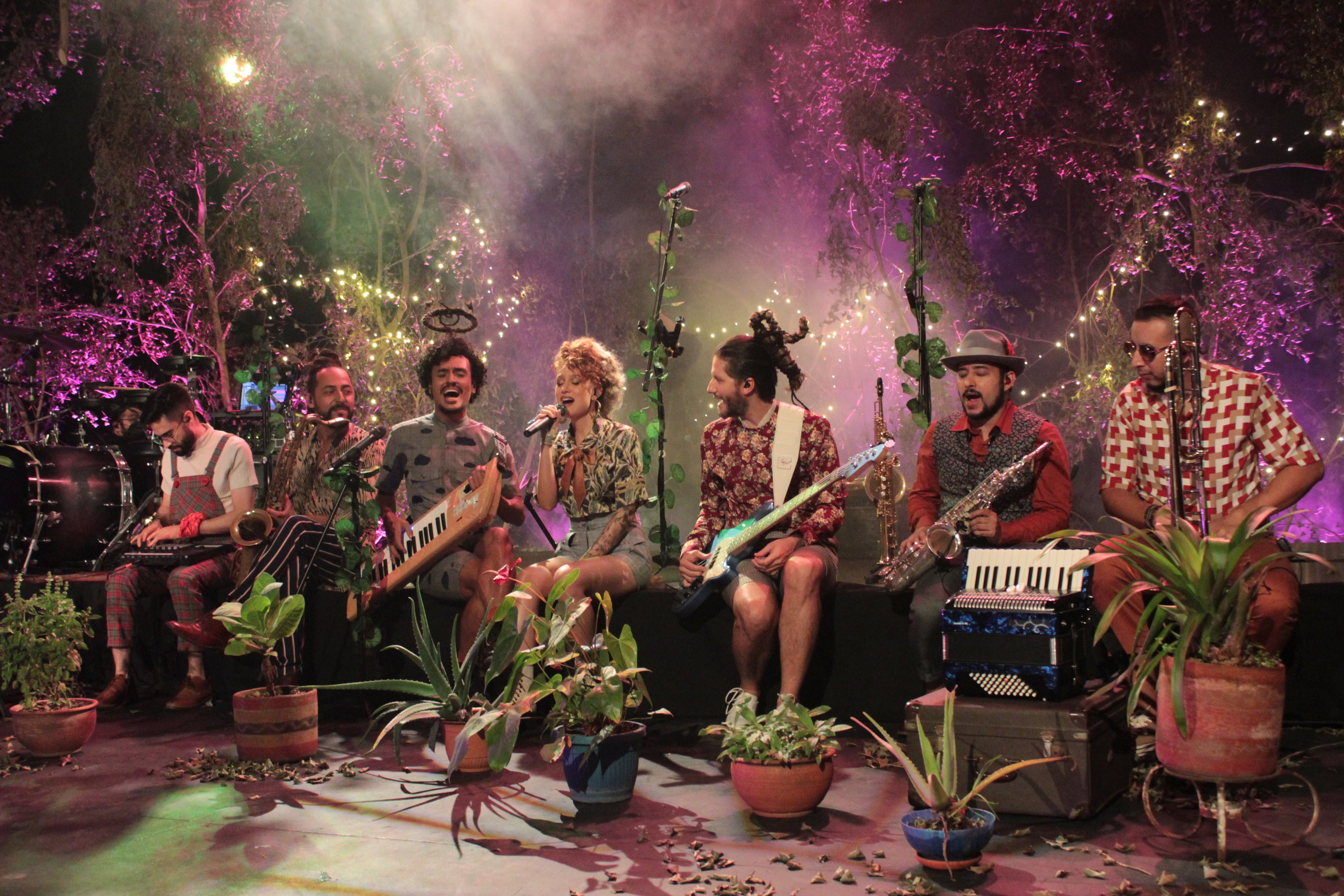 Happy happy es el primer sencillo del nuevo álbum de Puerto Candelaria. Se lanzó el pasado 22 de octubre en colaboración con Rap Bang Club y Delfina Dib.