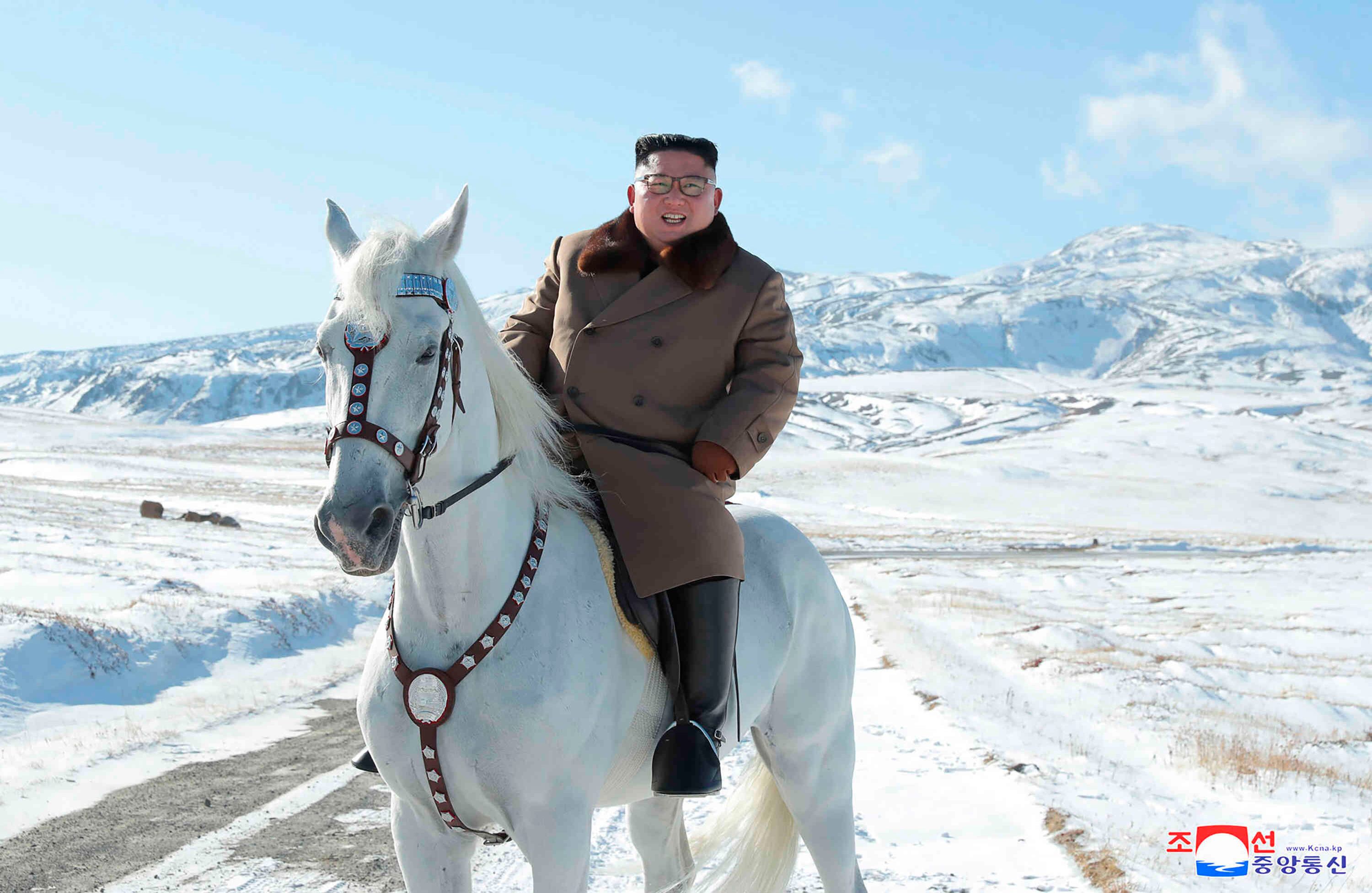 "Su marcha a caballo en el monte Paektu es un evento de gran importancia en la historia de la revolución coreana", dijo un comunicado de KCNA publicado el miércoles.  "Montando un caballo en la cima del monte Paektu, (él) recordó con profunda emoción el camino de la ardua lucha que recorrió para la gran causa de construir un país más poderoso, con fe y voluntad tan firme como el monte Paektu". Foto: AP. 
