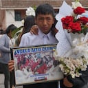 Familiares lloran durante el cortejo fúnebre de Clemer Rojas, de 23 años, quien fue asesinado durante las protestas contra la nueva presidenta Dina Boluarte, en Ayacucho, Perú, el sábado 17 de diciembre de 2022. (AP Photo/Franklin Briceno)