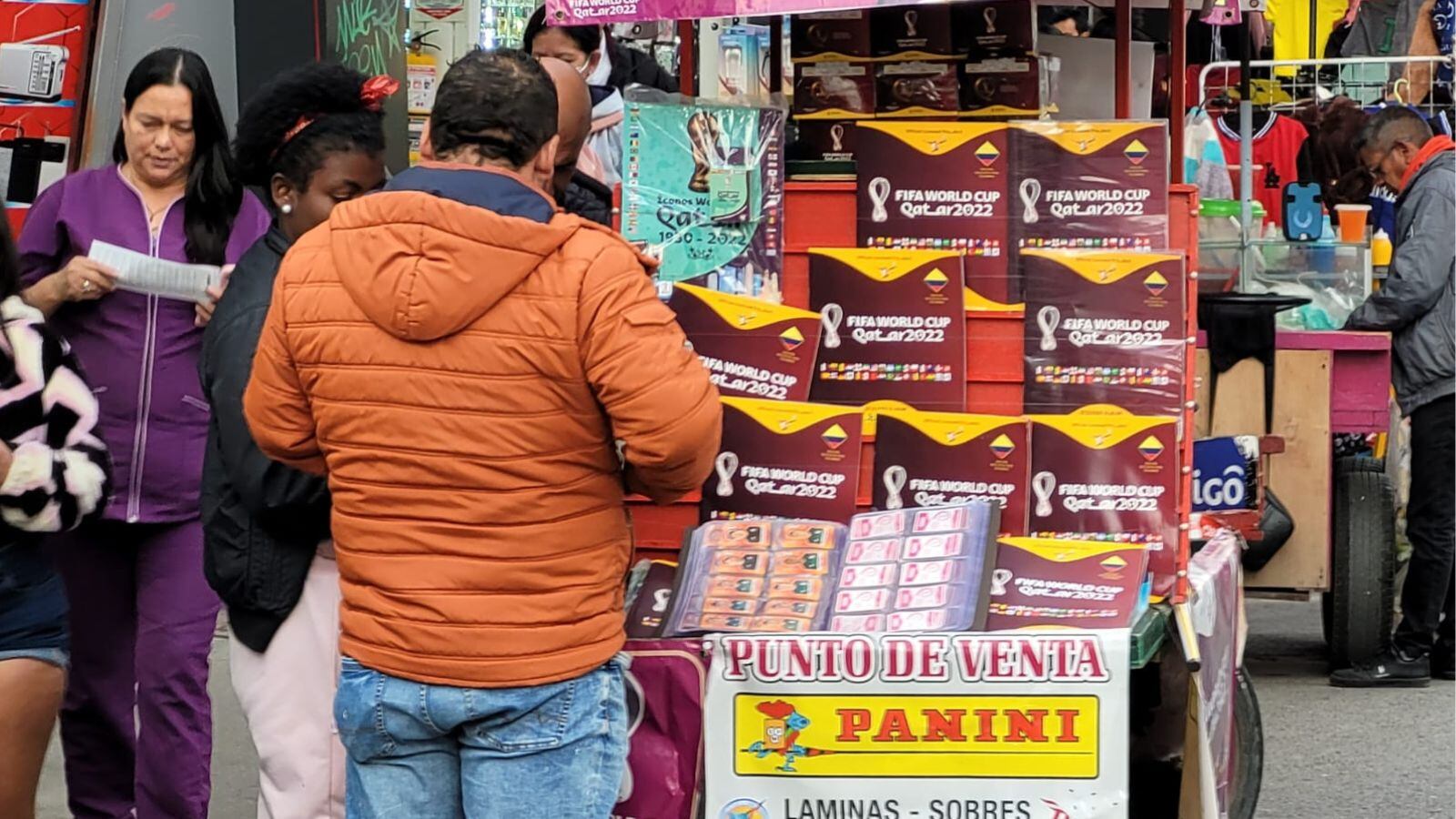 Decenas de vendedores ambulantes, entre ellos migrantes venezolanos, viven una pequeña bonanza con la fiebre por el mundial de fútbol