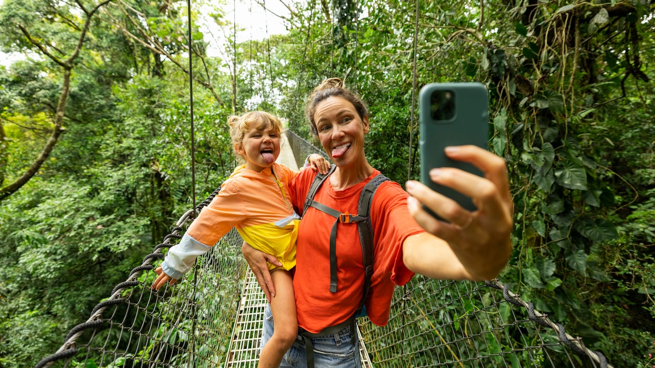 Madre e hija tomándose una selfie.