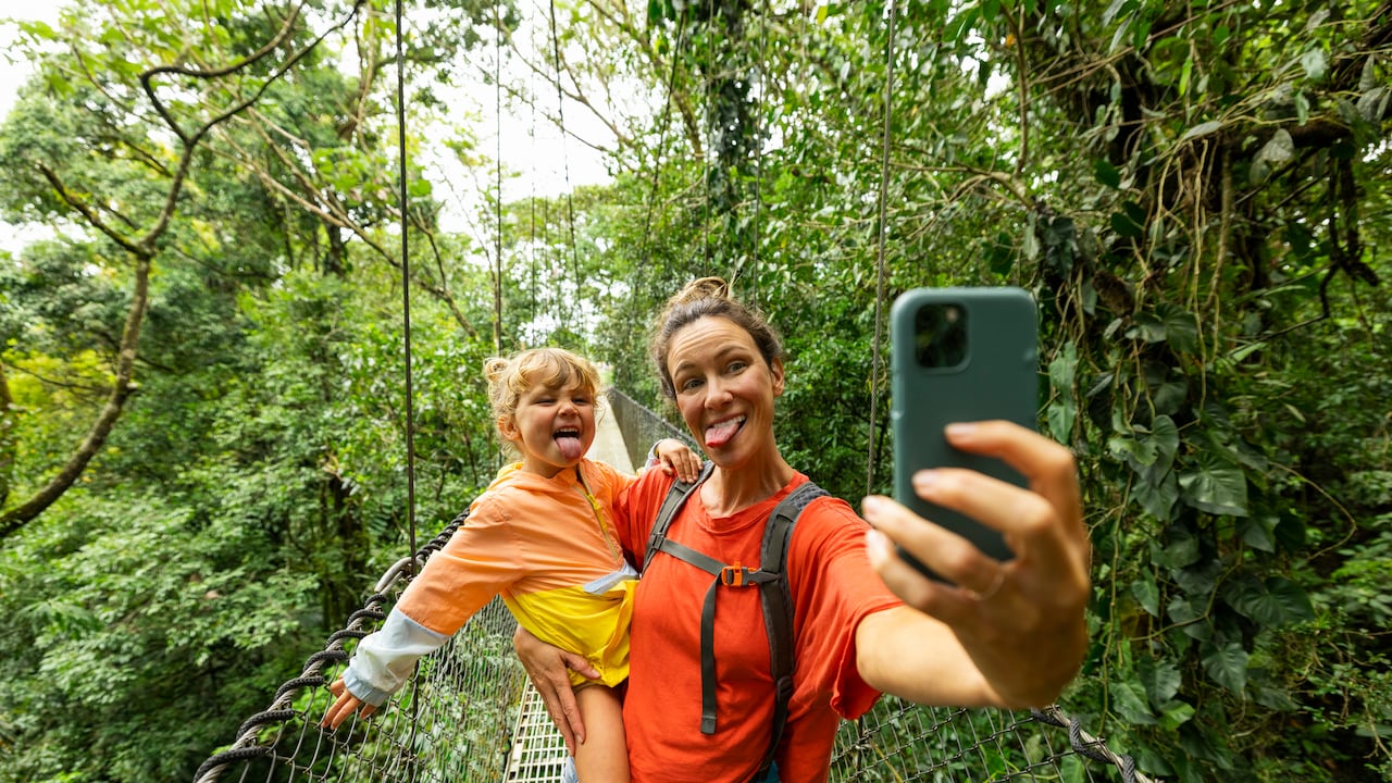 Madre e hija tomándose una selfie.