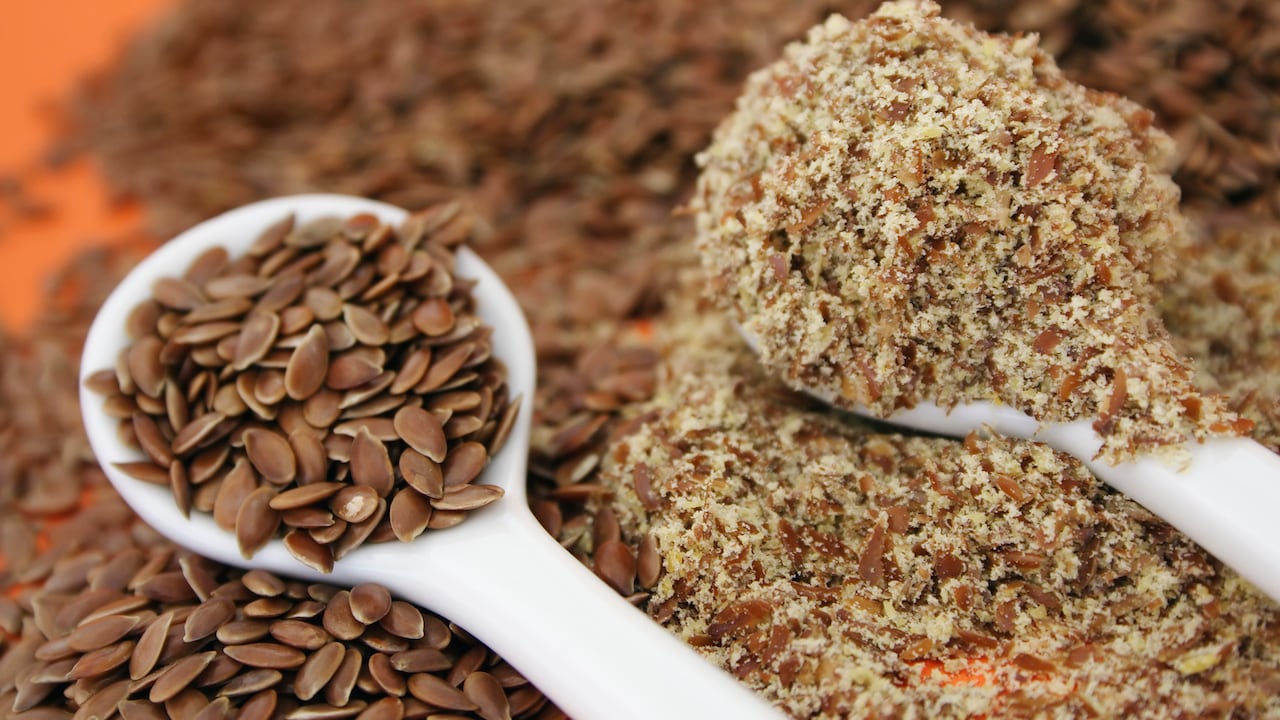 Esta semilla ayuda a acondicionar el cabello de forma natural, aportándole humedad, evitando las puntas abiertas, el frizz y la resequedad.