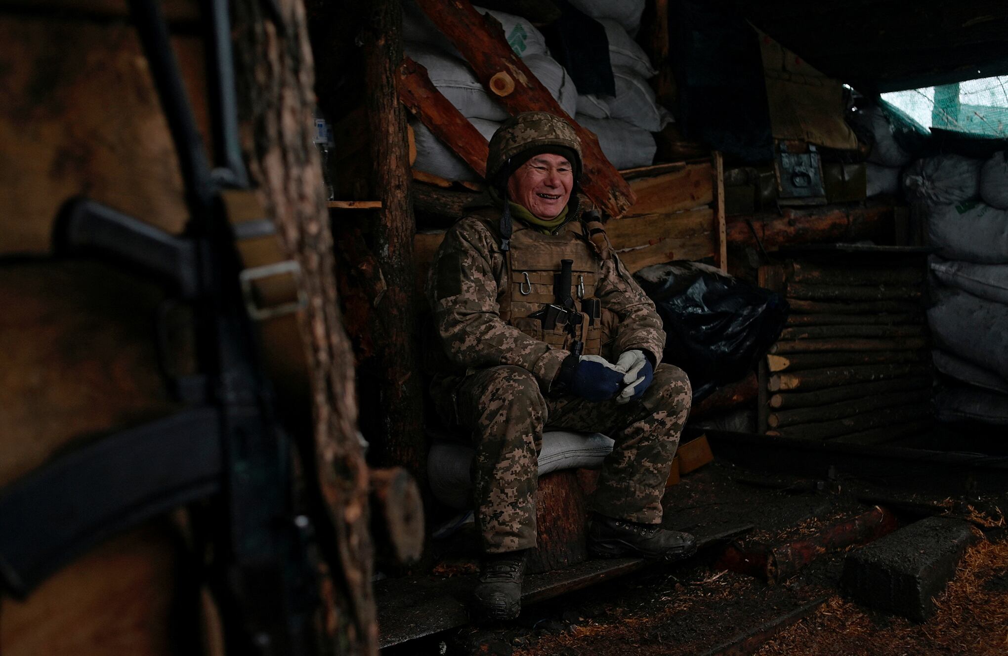 las trincheras a lo largo de la línea de control de Ucrania