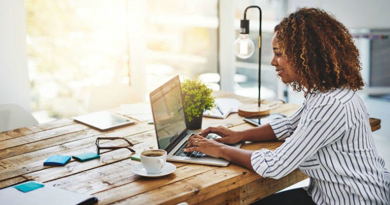 Frente a la falta de liquidez, la IA propone ajustar el consumo y generar ingresos adicionales para balancear las finanzas.